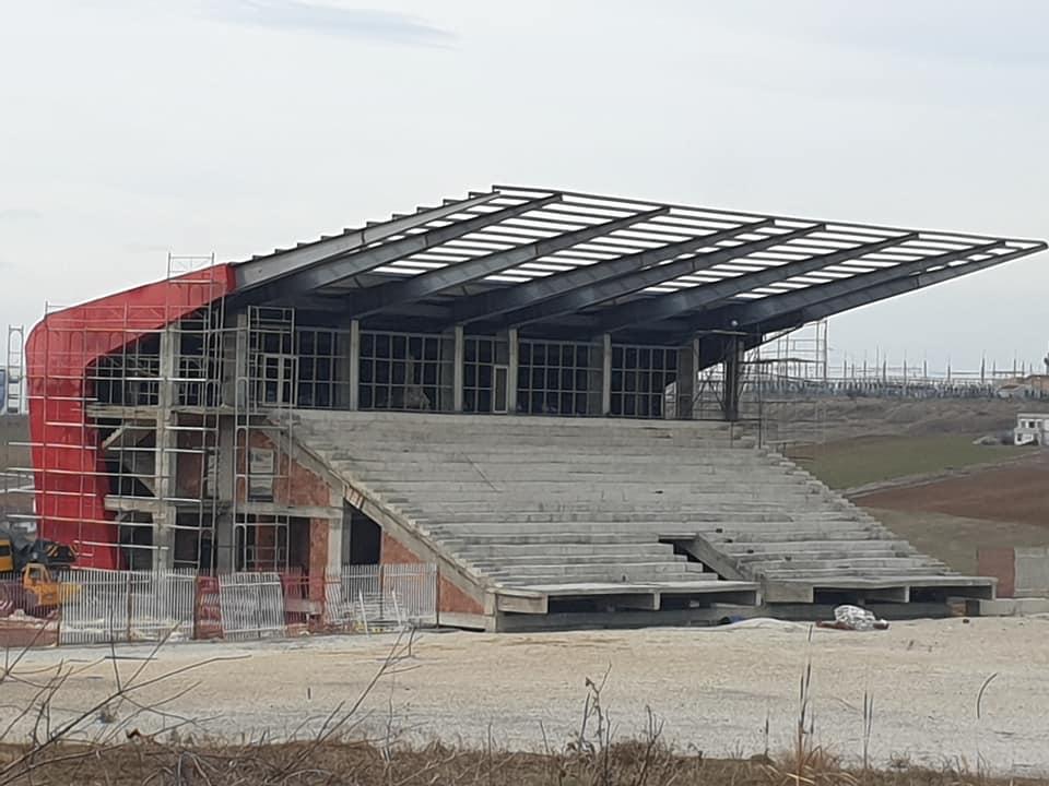 Kompleks sportiv me strukturë metalike të hapur